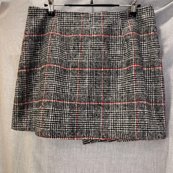 NWOT Dee Elly‎ Glen Plaid Asymmetrical Mini Skirt Gray Red Check Button Front M - Picture 3 of 8